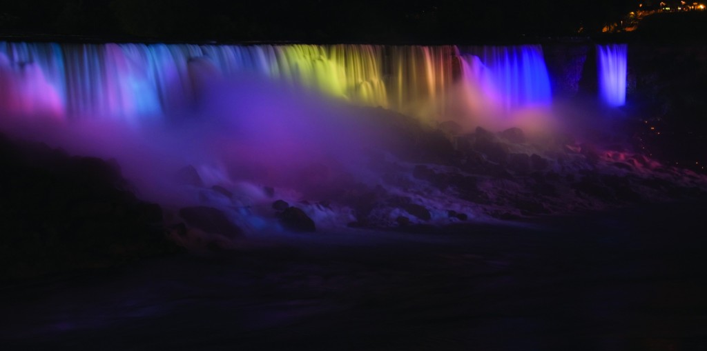 niagara falls at night